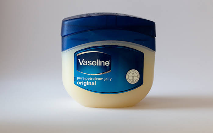 الفازلين الحل السحري لفرد الشعر الخشن وأهم فوائده للشعر